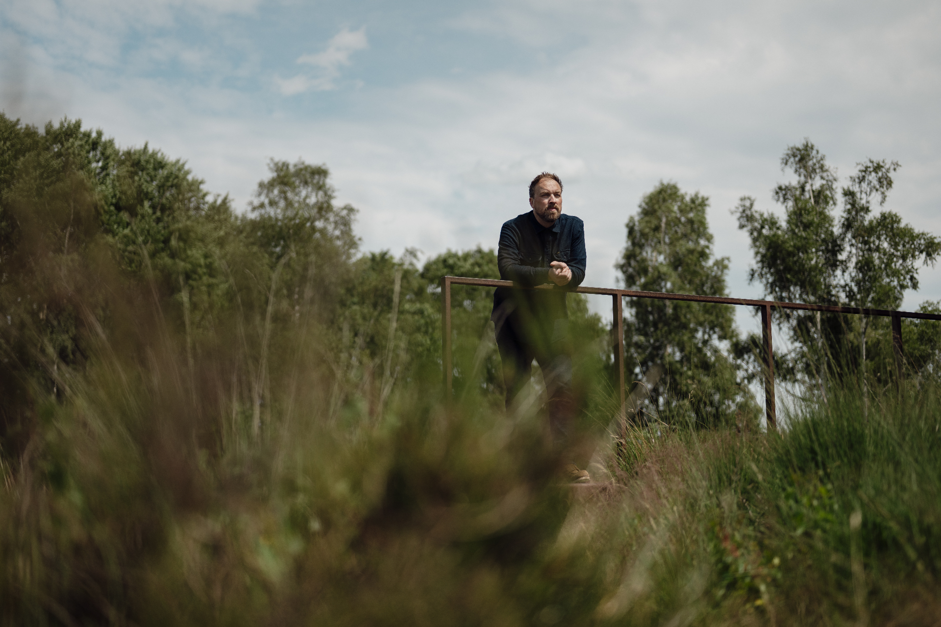 Man in rustige natuur